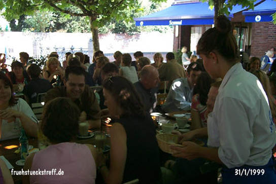 Am 03.08.03 waren trotz Urlaubszeit mehr als 50 Teilnehmer beim Frühstückstreff in Düsseldorf, darunter auch viele neue Gäste.