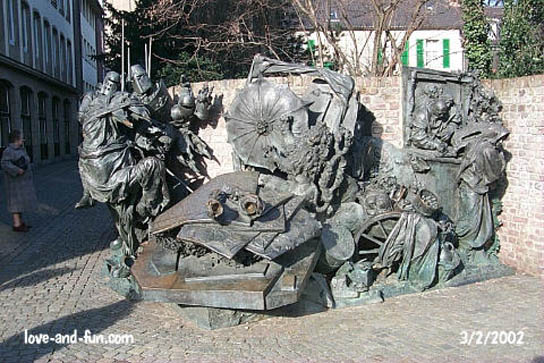Skulptur am Burgplatz in Düsseldorf