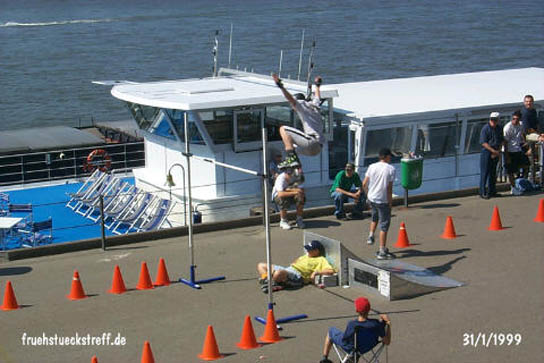 Skater beim Hochsprung am Beuys Ufer in Düsseldorf